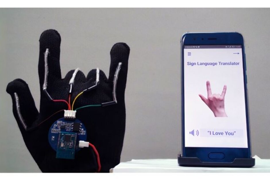 اختراع یک دستکش پیشرفته با قابلیت اتصال به اسمارت‌فون و ترجمه زبان اشاره